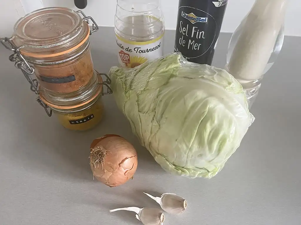Spitskool met kerrie ingrediënten