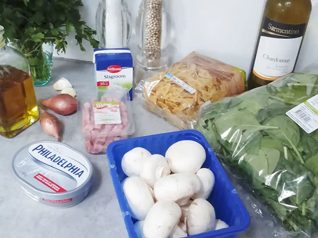 Farfalle met ham, champignons en spinazie ingrediënten