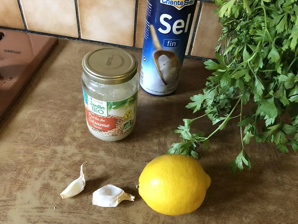 Zelfgemaakte tahinisaus ingrediënten