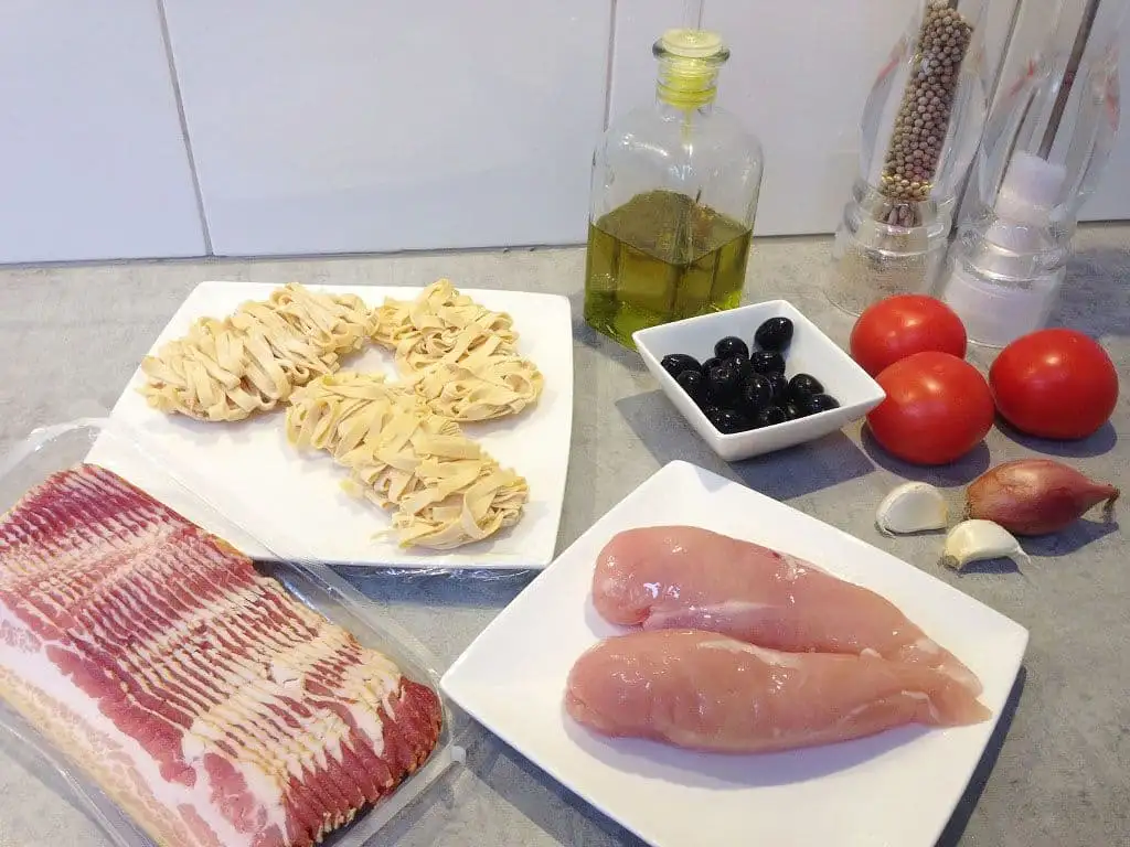 Kip omwikkeld met spek ingrediënten