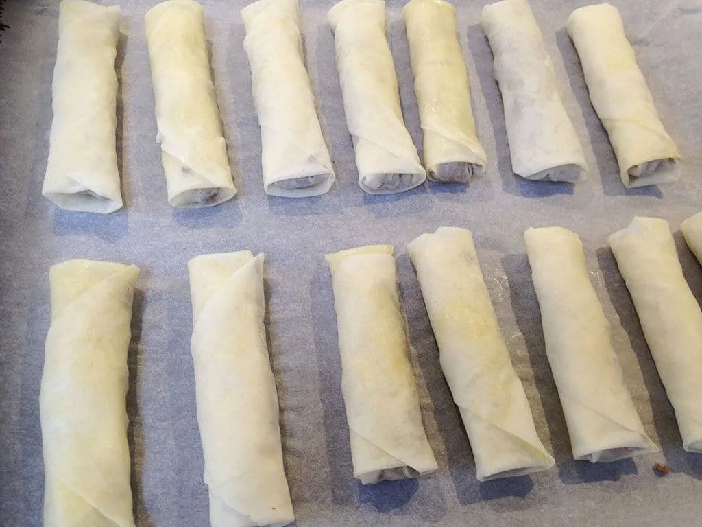 Kruidige gehakt filodeeg rolletjes vouwen