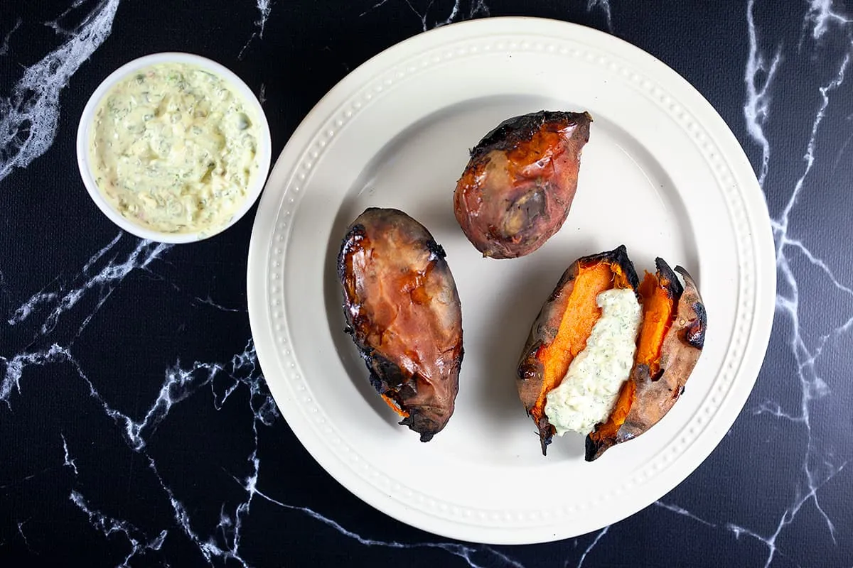 Zoete aardappel van de bbq (met remouladesaus)
