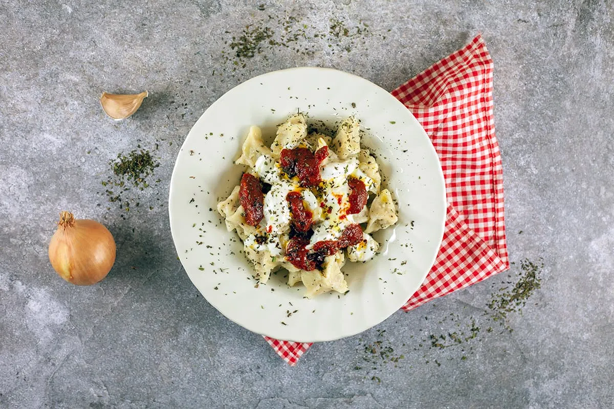 Turkse manti - gevulde kleine pasta in yoghurtsaus