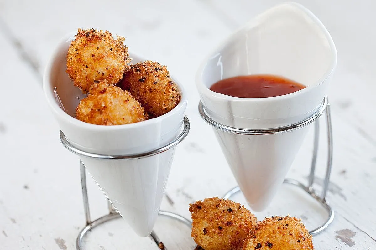 Gefrituurde mini mozzarella balletjes