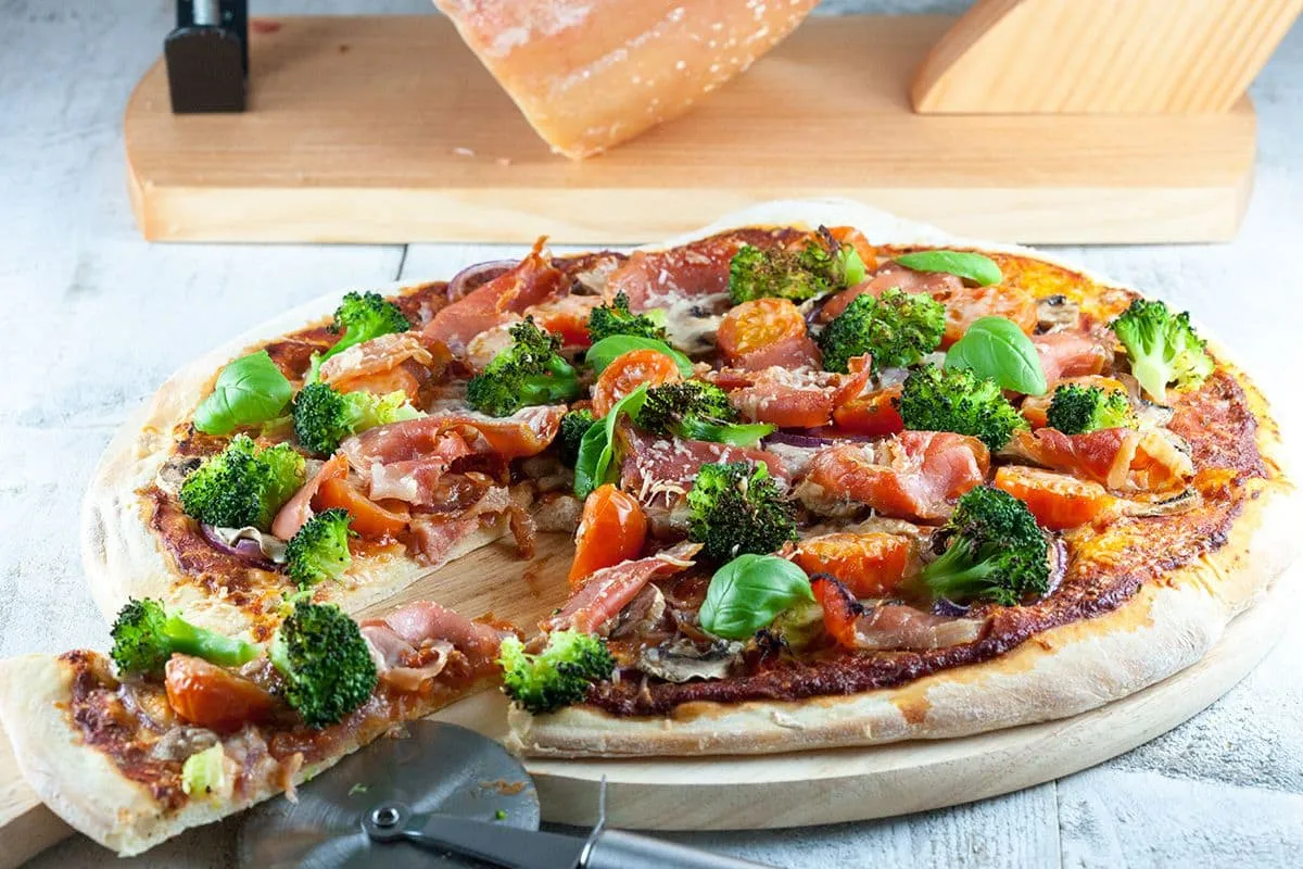 Serranoham, broccoli en basilicum pizza - zelfgemaakt het lekkerst