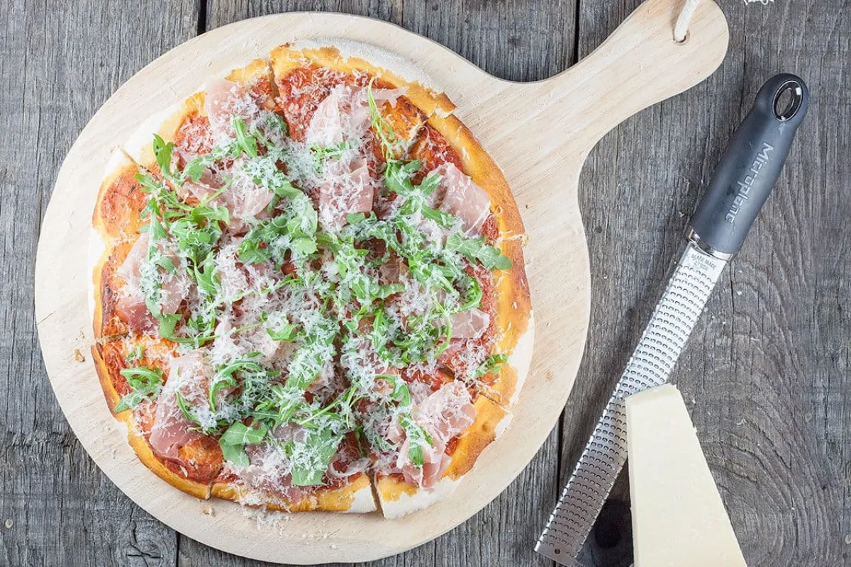 Pizza met serranoham en rucola