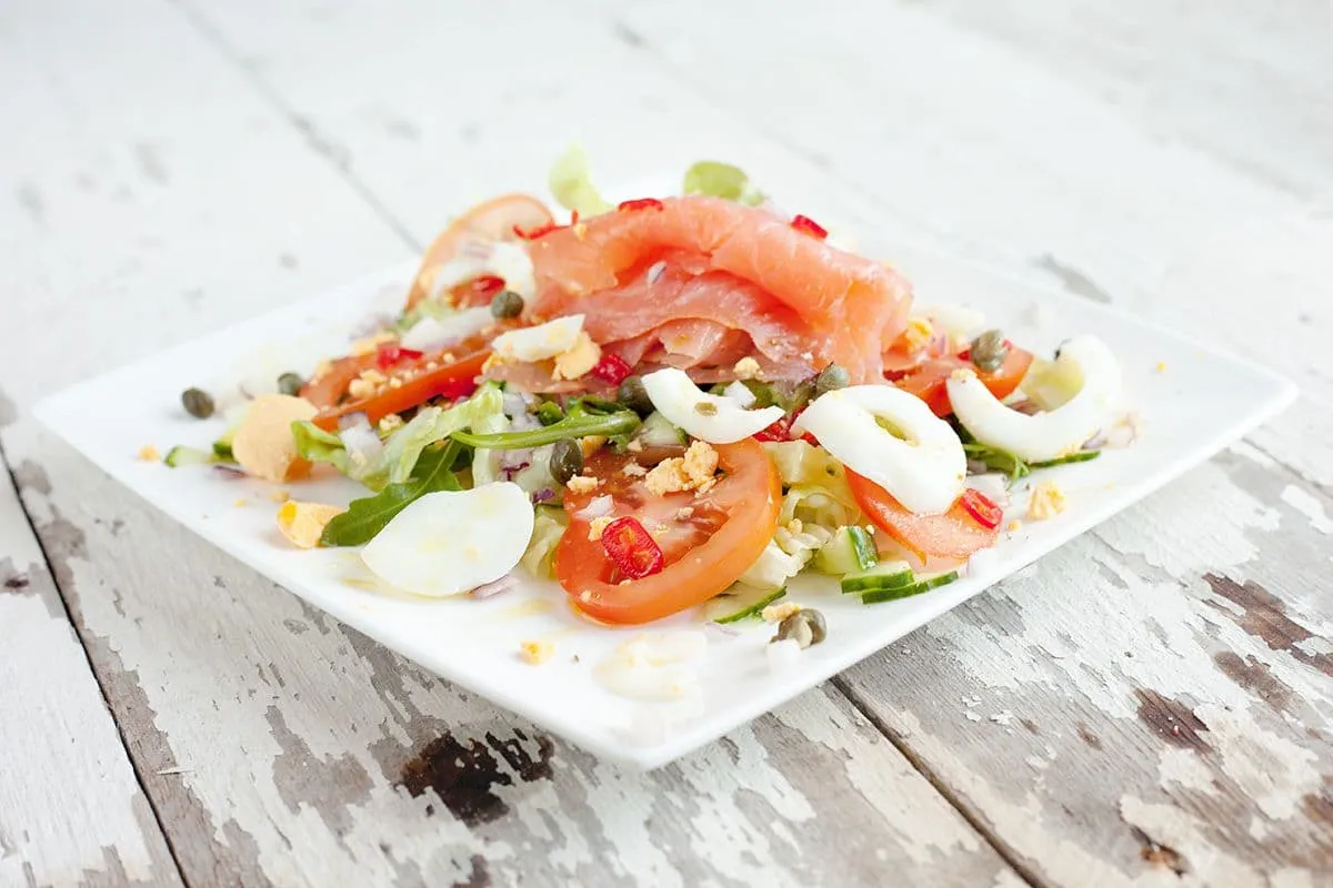 Salade met zalm en ei