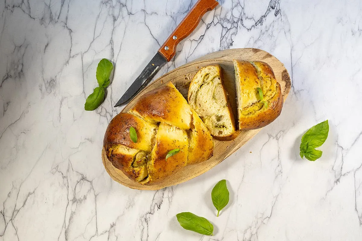 Pesto brood - een luchtig vlechtbrood met pesto