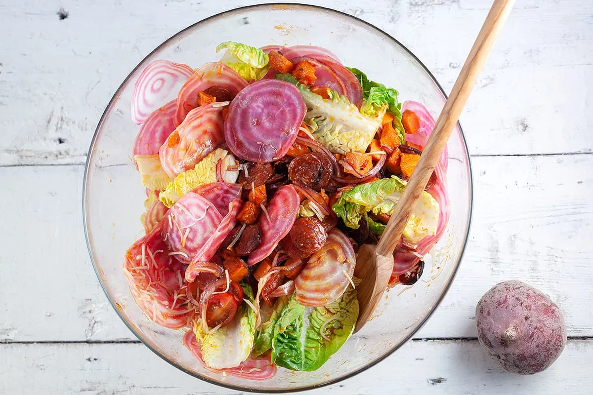 Zoete aardappelsalade met chorizo en chioggia biet