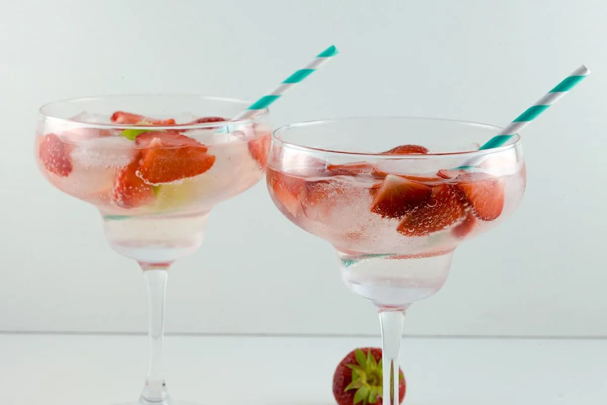 Gin tonic met aardbeien en limoen