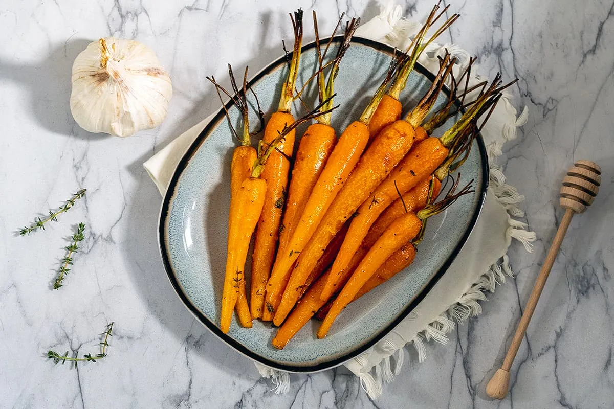 Geroosterde wortelen uit de oven met honing, knoflook en tijm - knapperige bospeentjes