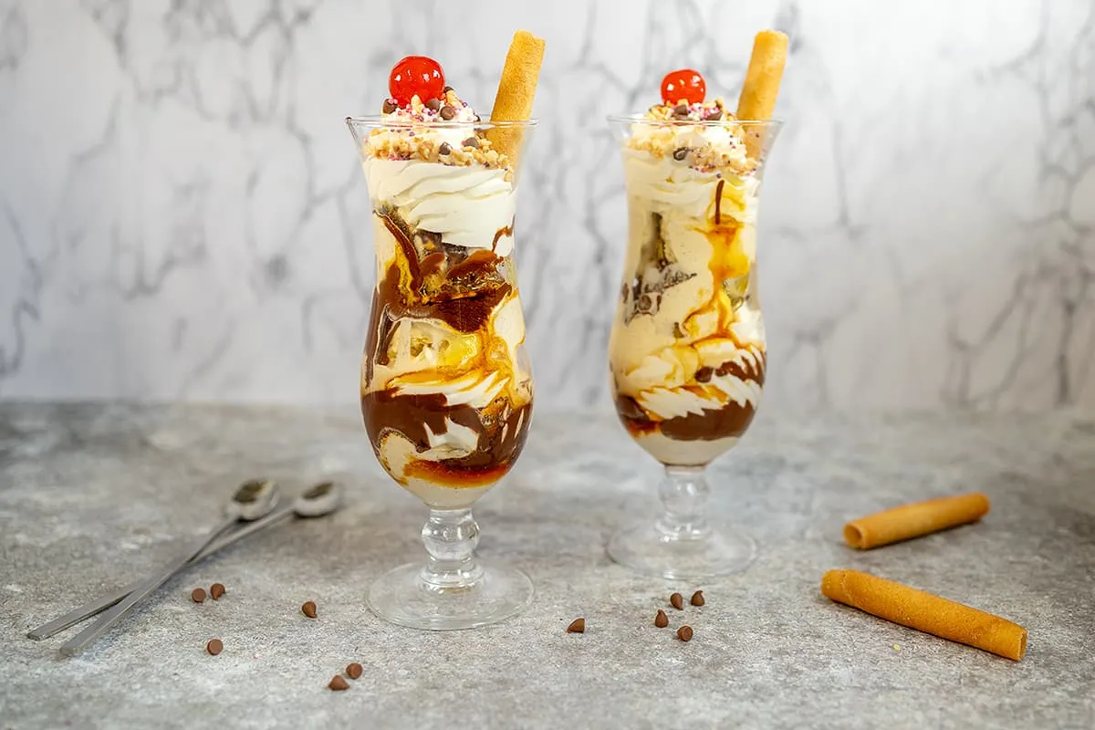 Sundae ijs met chocolade en karamel