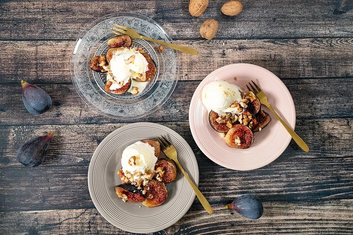 Geroosterde vijgen met honing, vanille ijs en noten