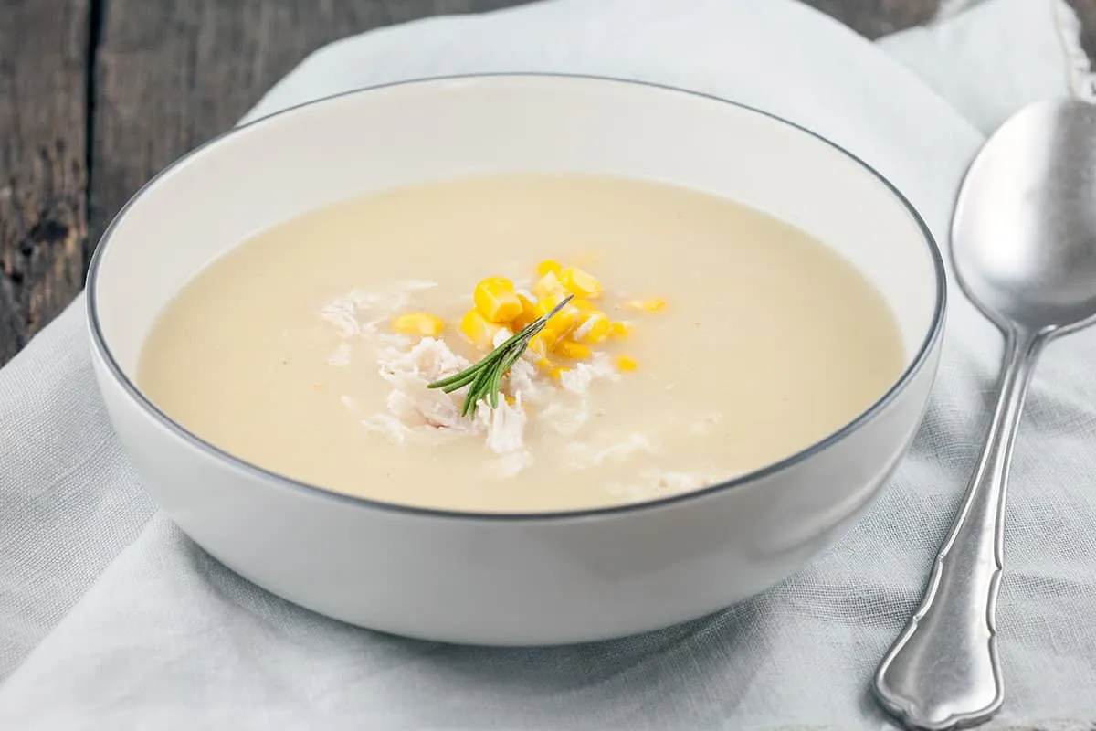 Gepofte knoflooksoep met kip en maïs
