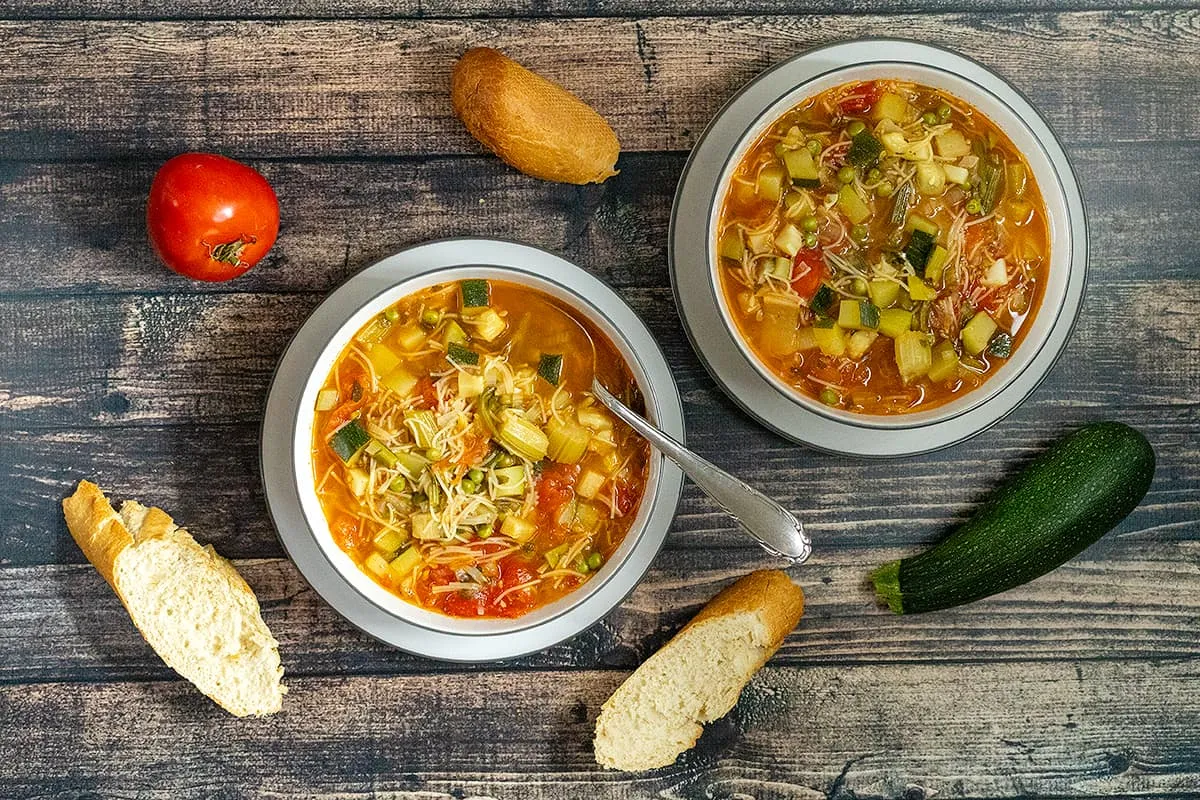 Tomaten groentesoep - goed gevulde maaltijdsoep