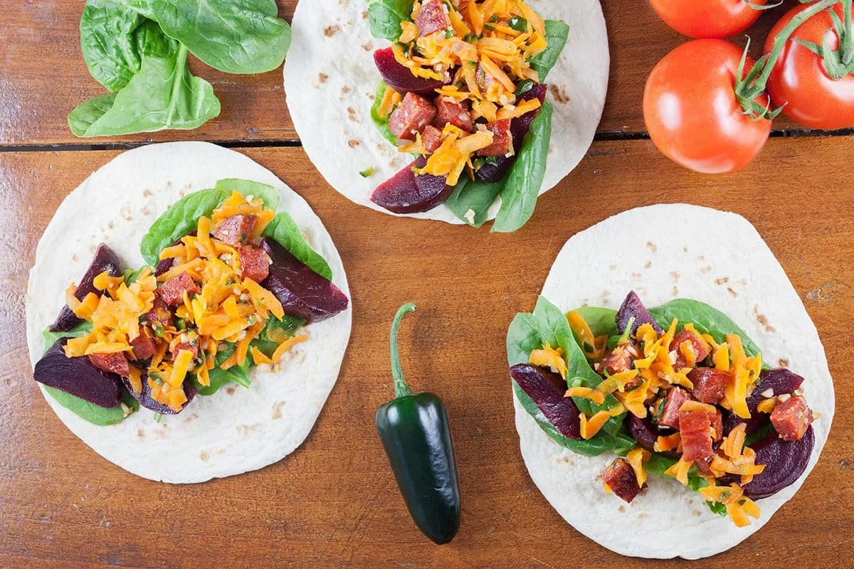 Chorizo taco's met ingelegde rode bieten