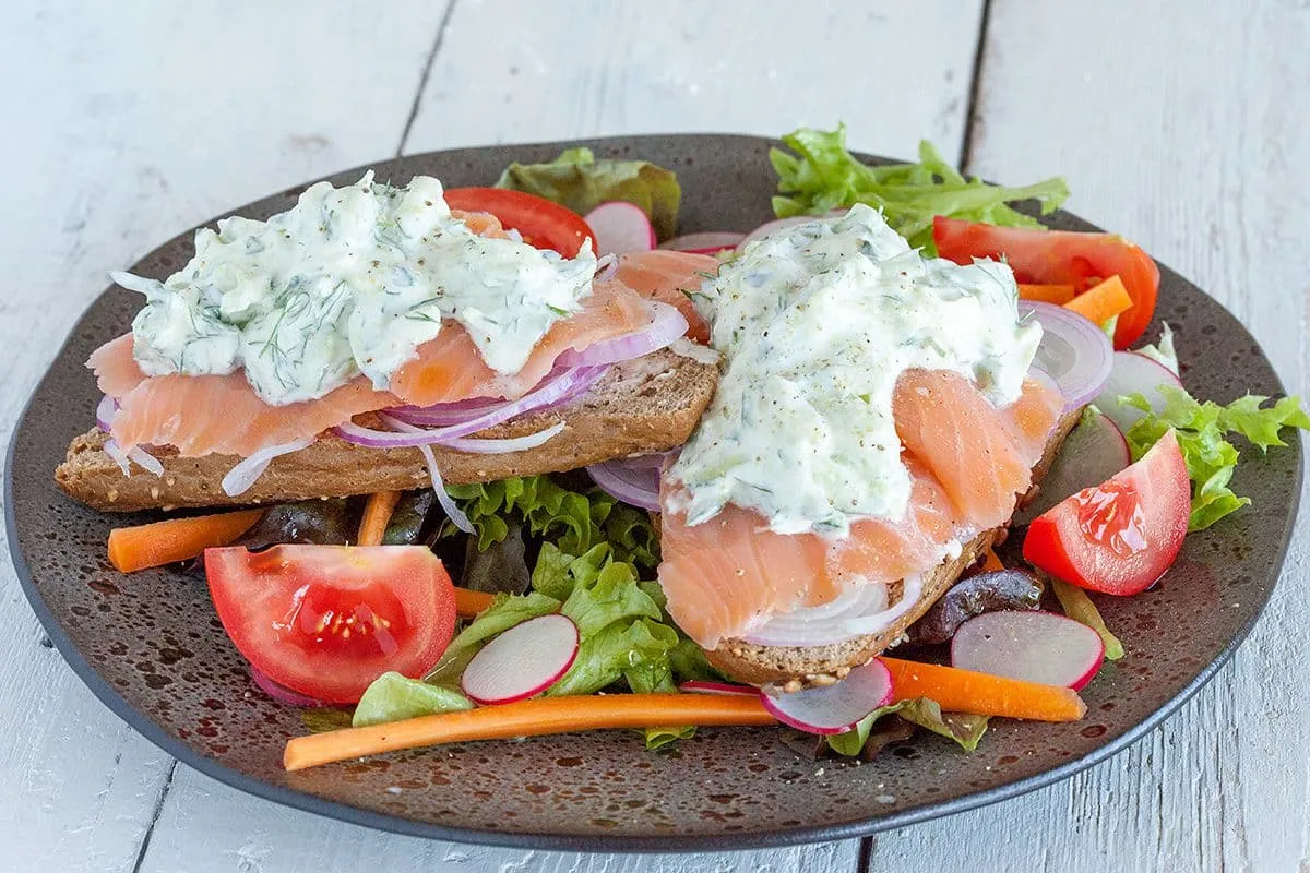 Broodje gerookte zalm en komkommer roomkaas