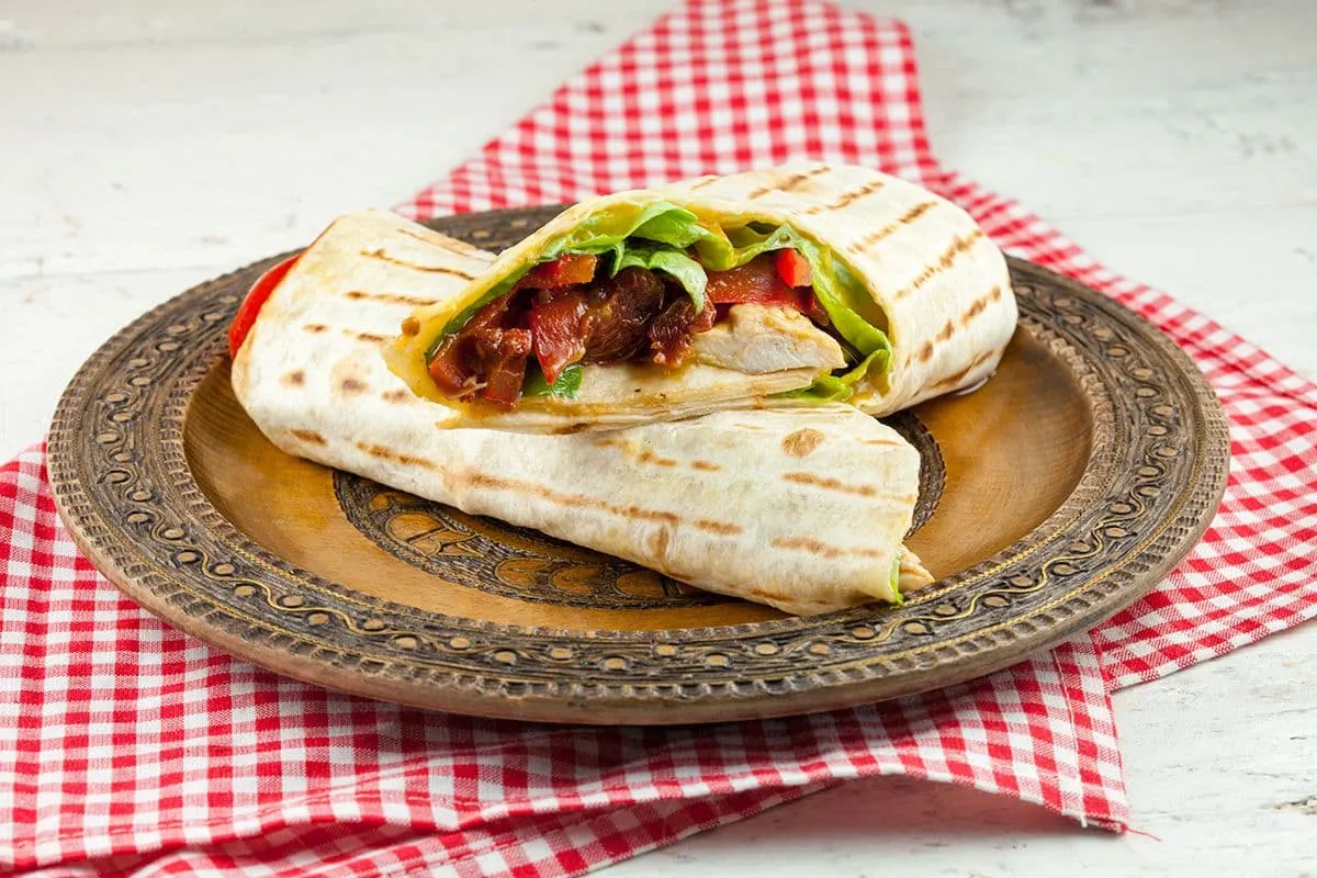 Tortilla met kip en mango