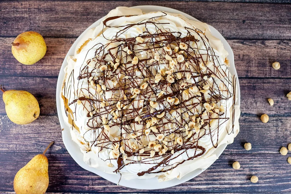 Pavlova met peer en hazelnoten