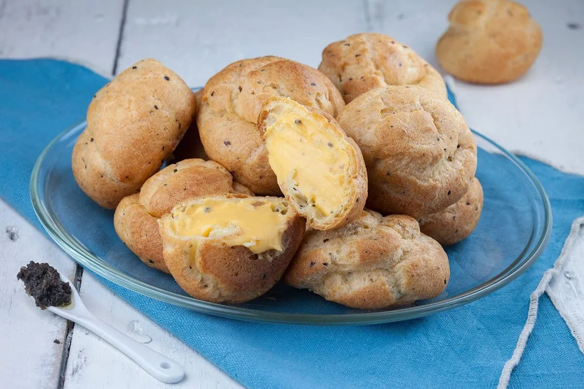 Hartige truffel en kaas soesjes