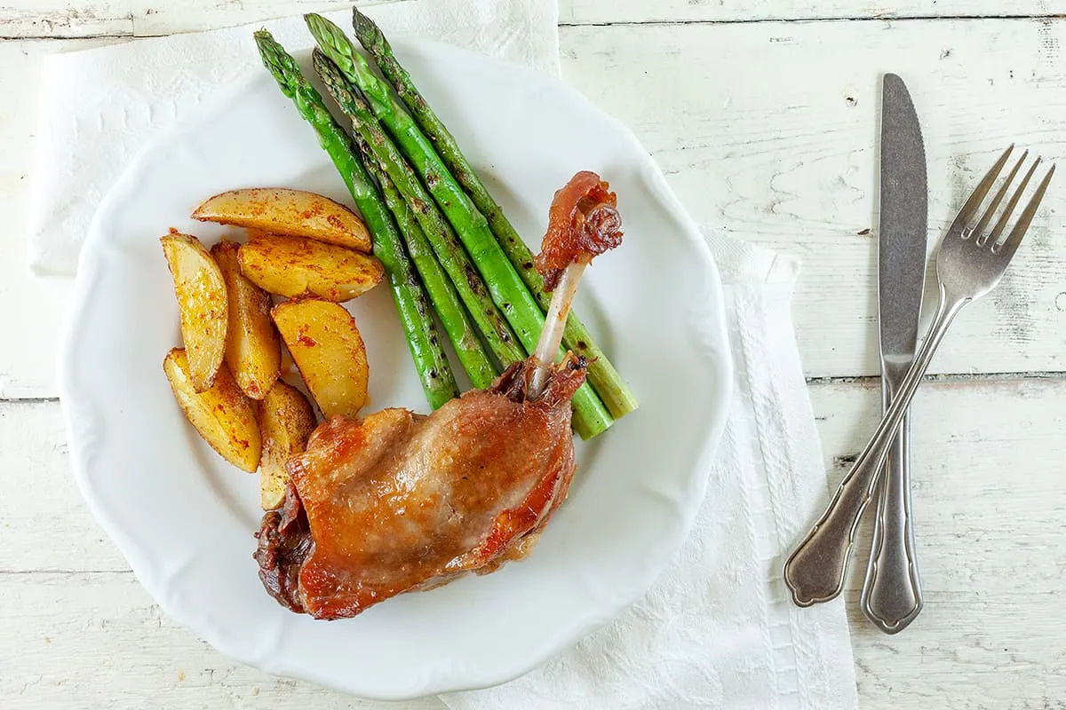 Confit de canard is langzaam gegaarde eend in eendenvet