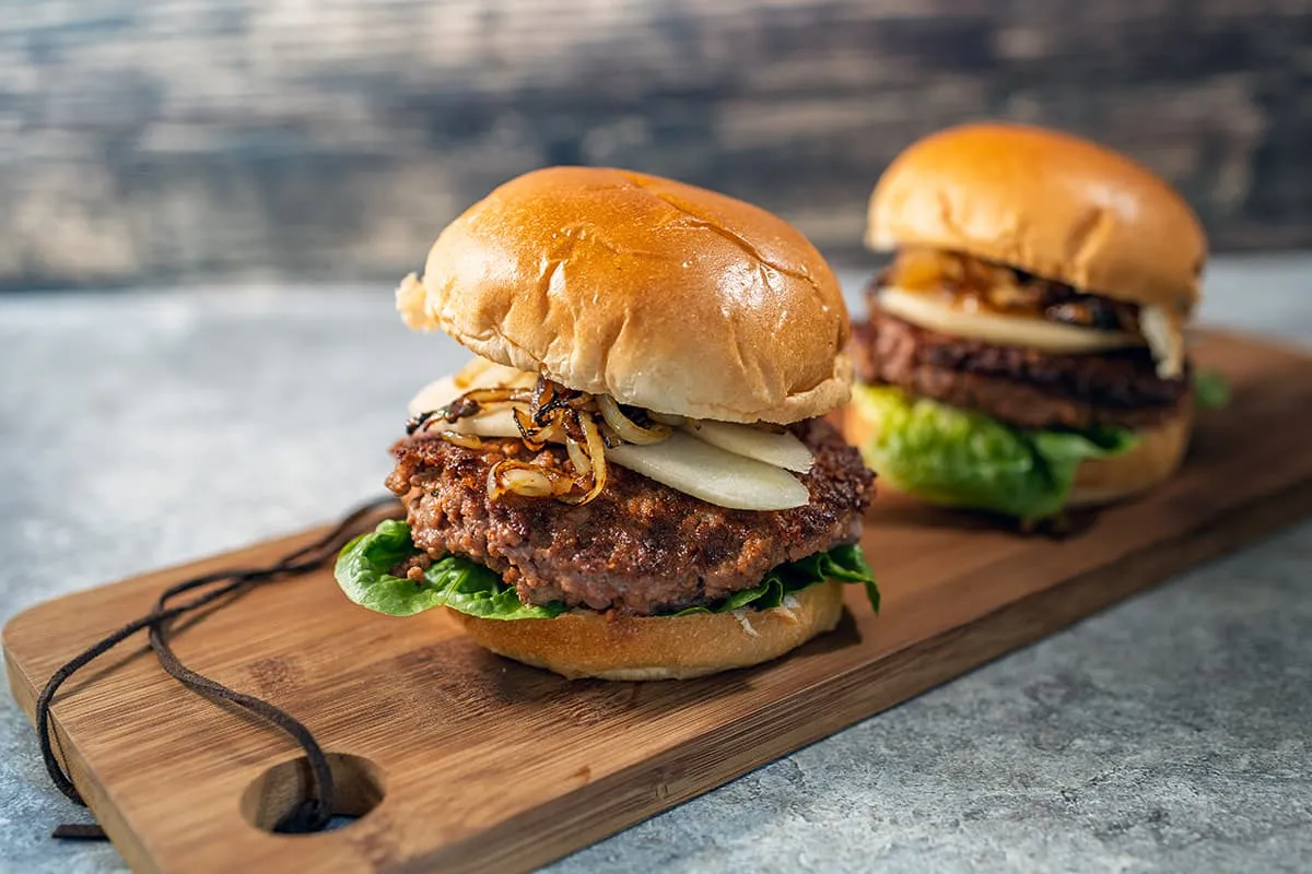 Gevulde Stilton hamburger met peer en gekarameliseerde ui