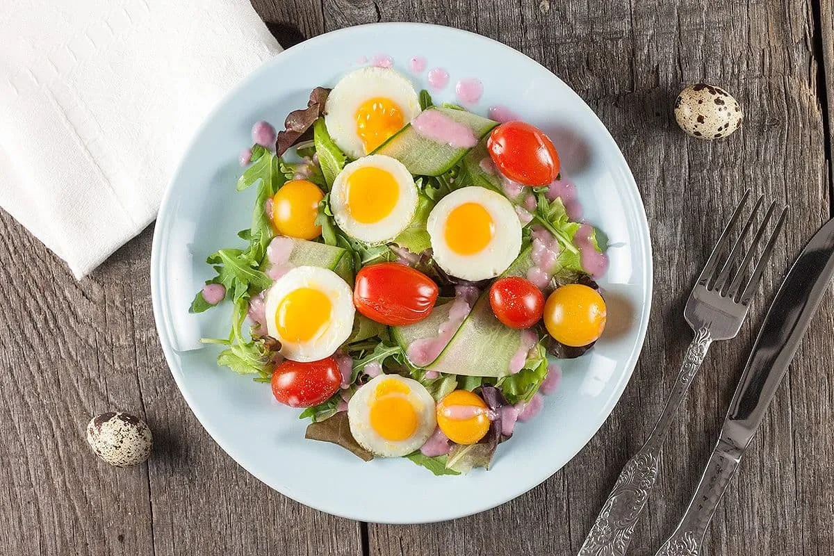Salade met kwartelei
