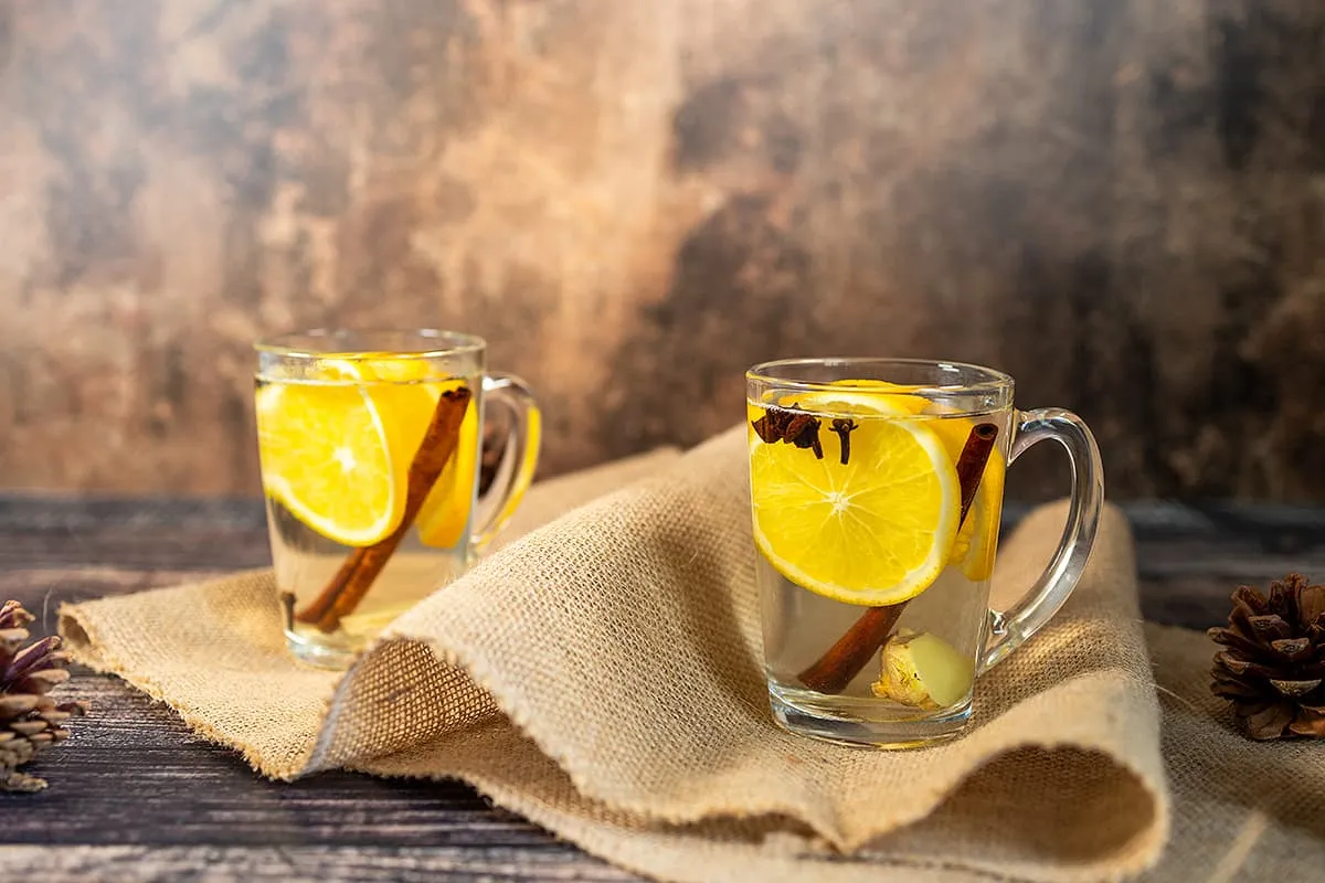 Zelf herfst thee maken - een verwarmde thee met specerijen en citrus