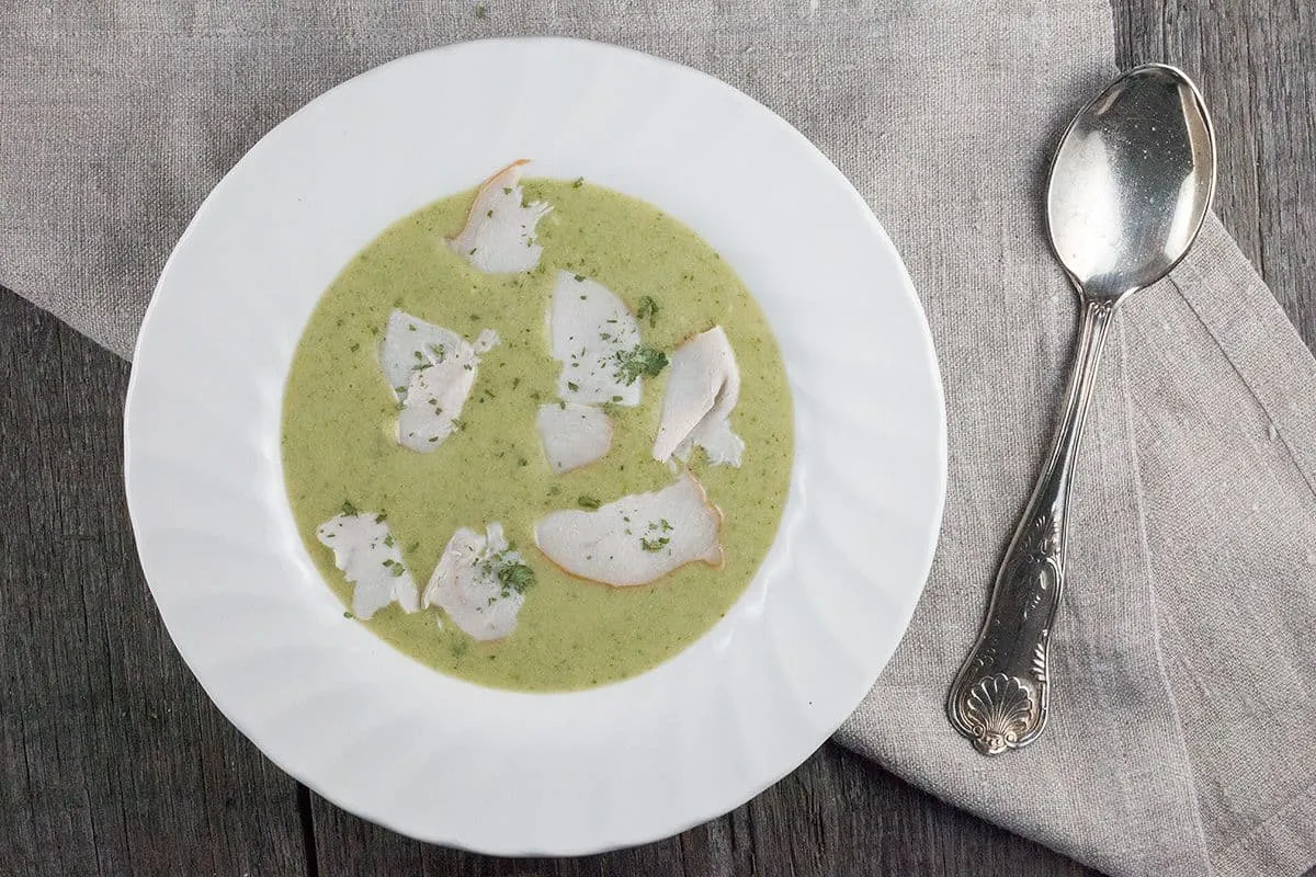 Romige broccolisoep met gerookte kip