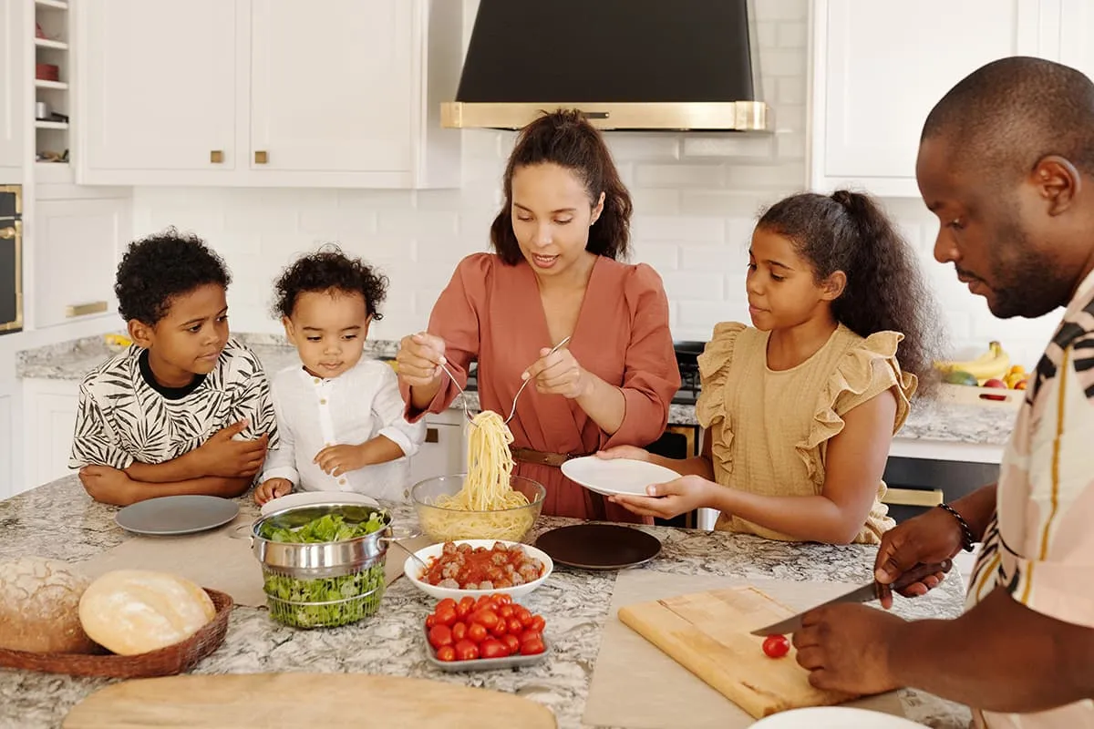 De nieuwe kooktrend: koken terwijl je gasten aanschuiven