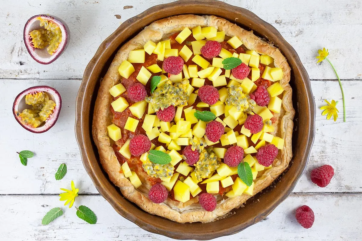Bladerdeegtaart met rozenbotteljam en fruit (makkelijk recept)