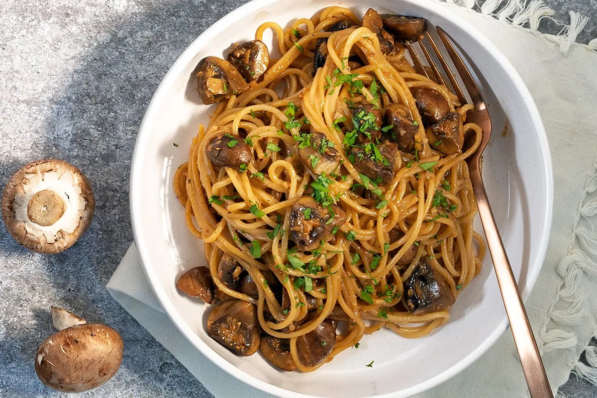Romige miso pasta met champignons is een heerlijk fusion gerecht