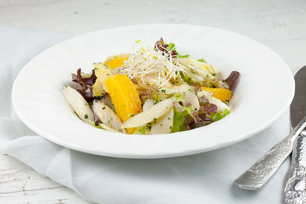 Roergebakken witte asperge salade