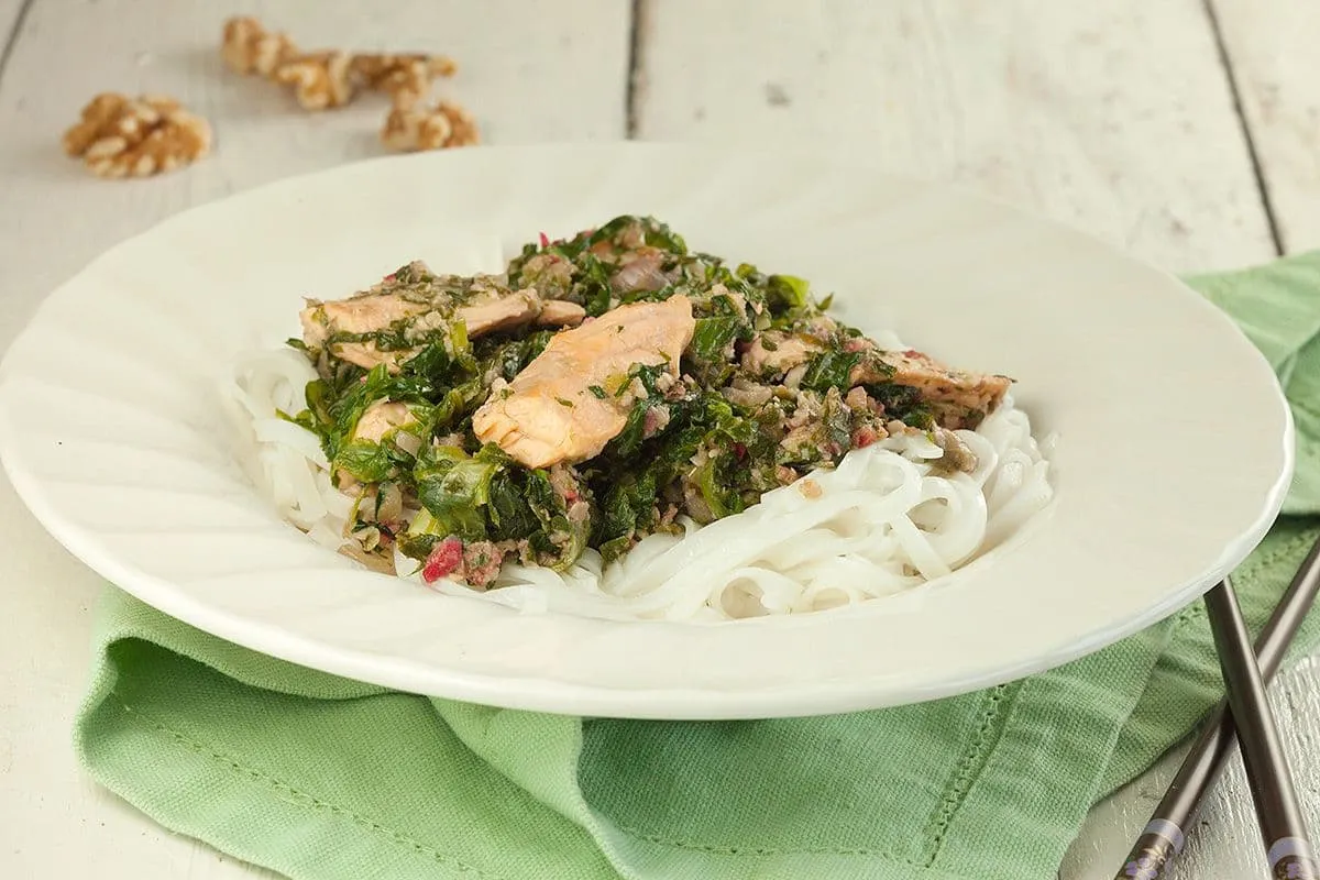 Zalm met andijvie en rijstnoedels