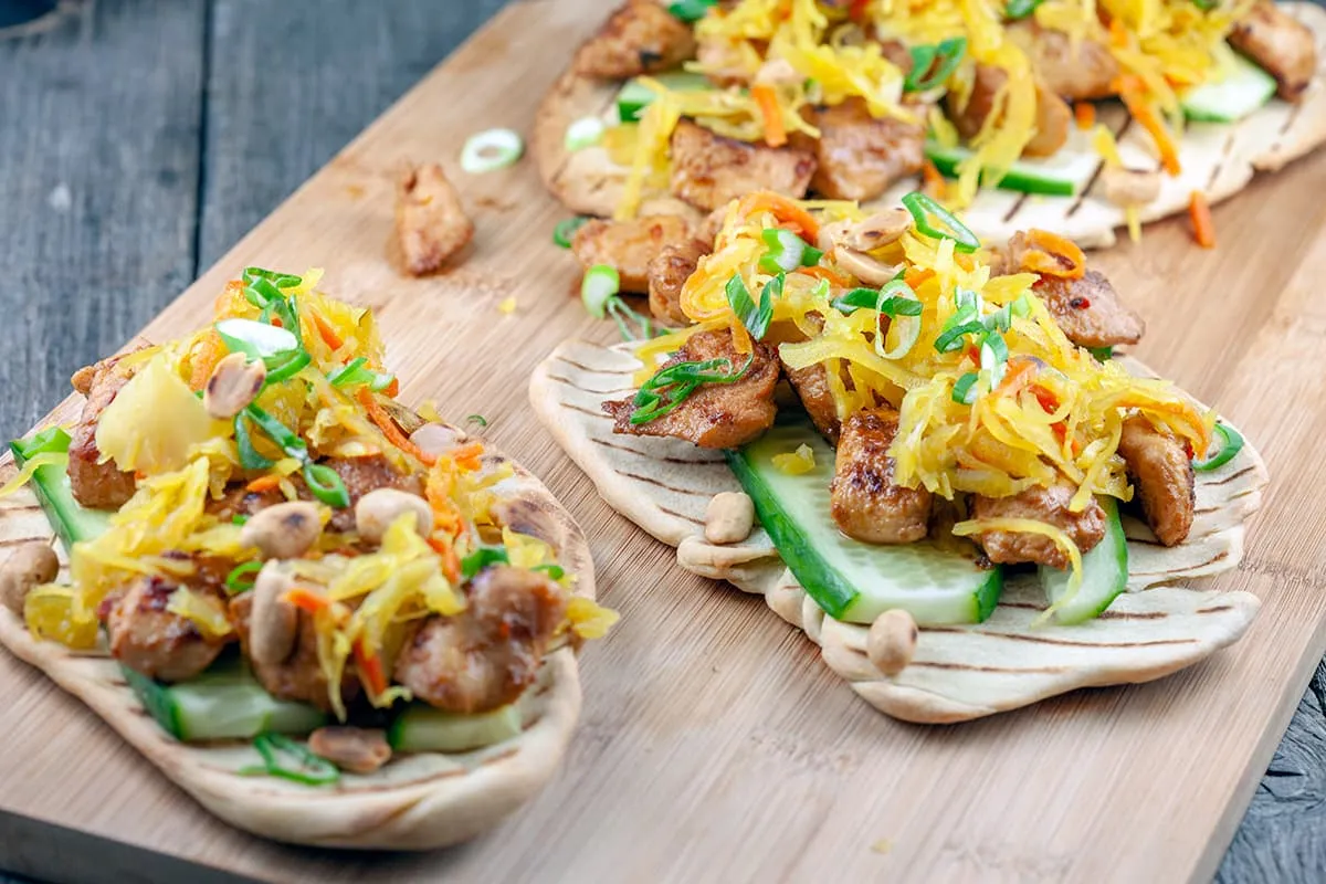 Naan met kip, atjar en pinda's