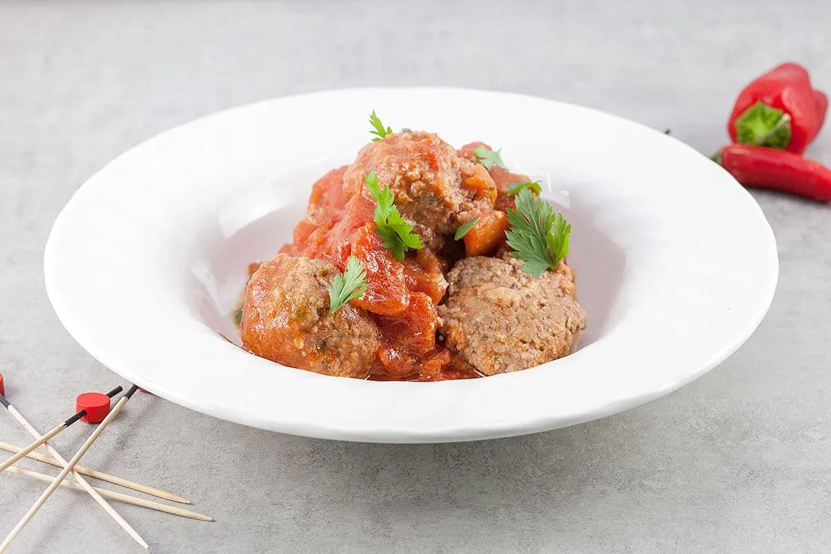 Spaanse gehaktballetjes in pittige tomatensaus