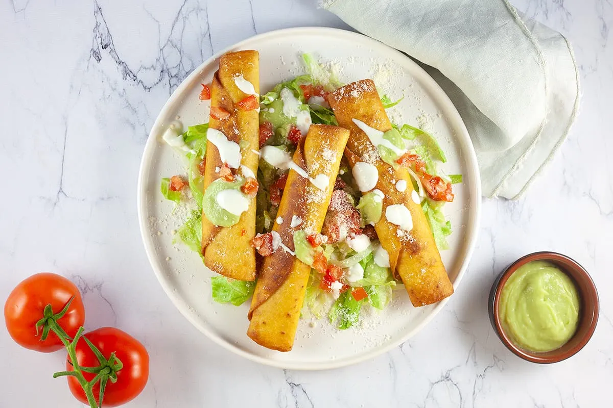 Taquitos met kip - Mexicaase gevulde opgerolde tortillas