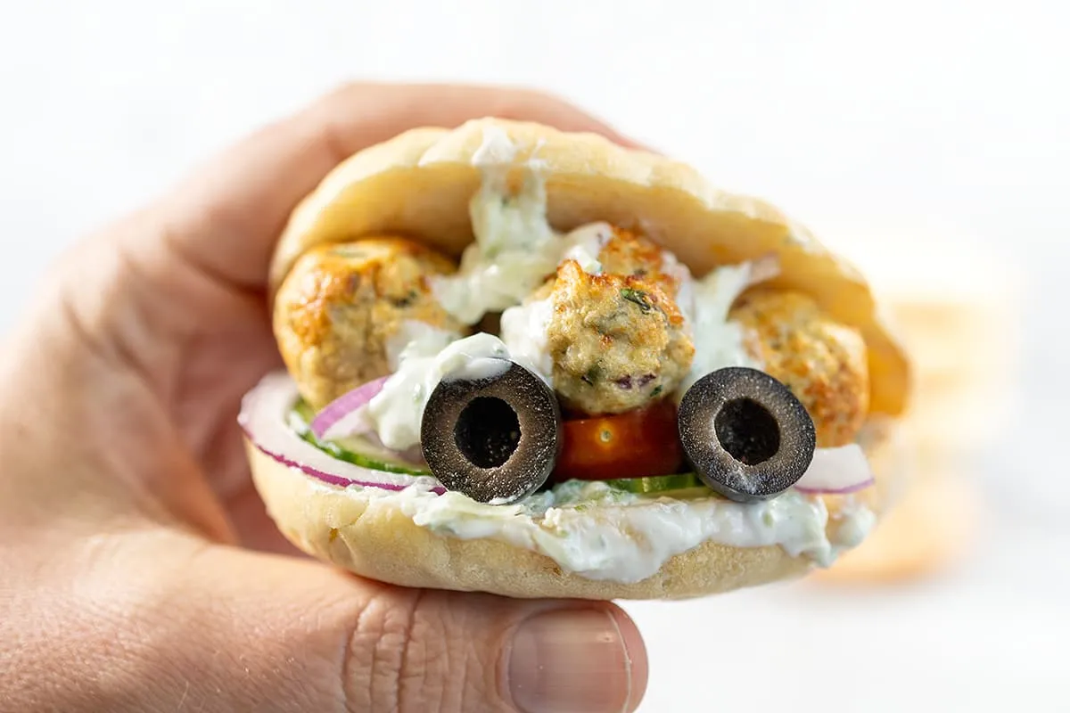 Pitabroodjes met kalkoenballetjes - heerlijk met tzatziki