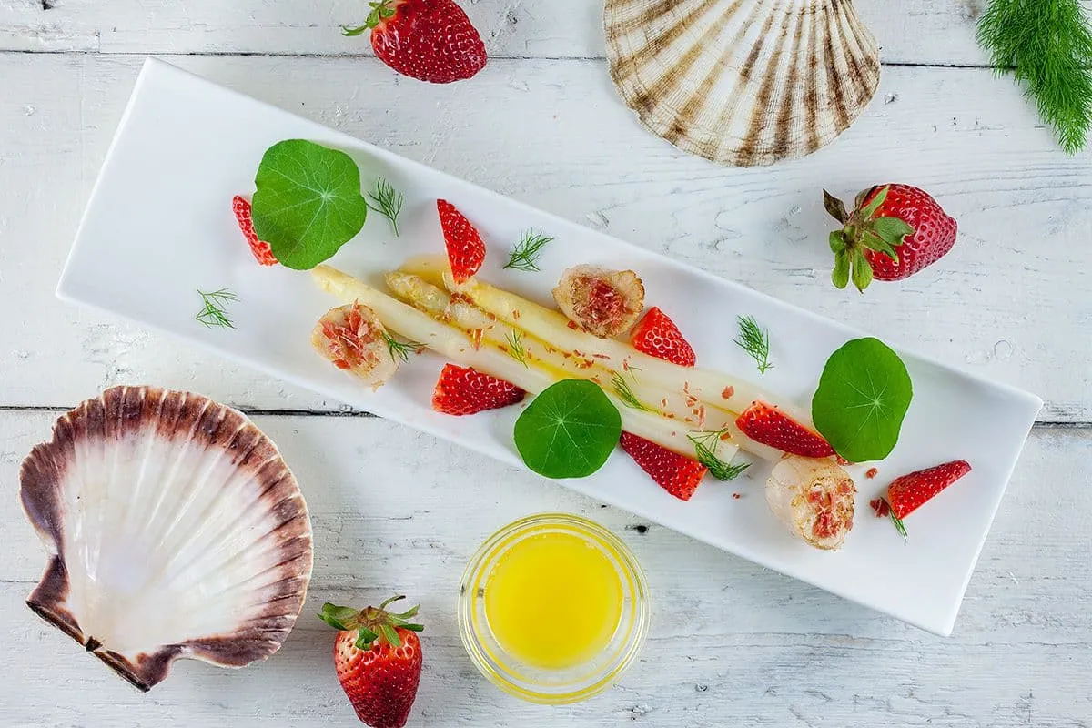 Coquilles met witte asperges en aardbeien salade