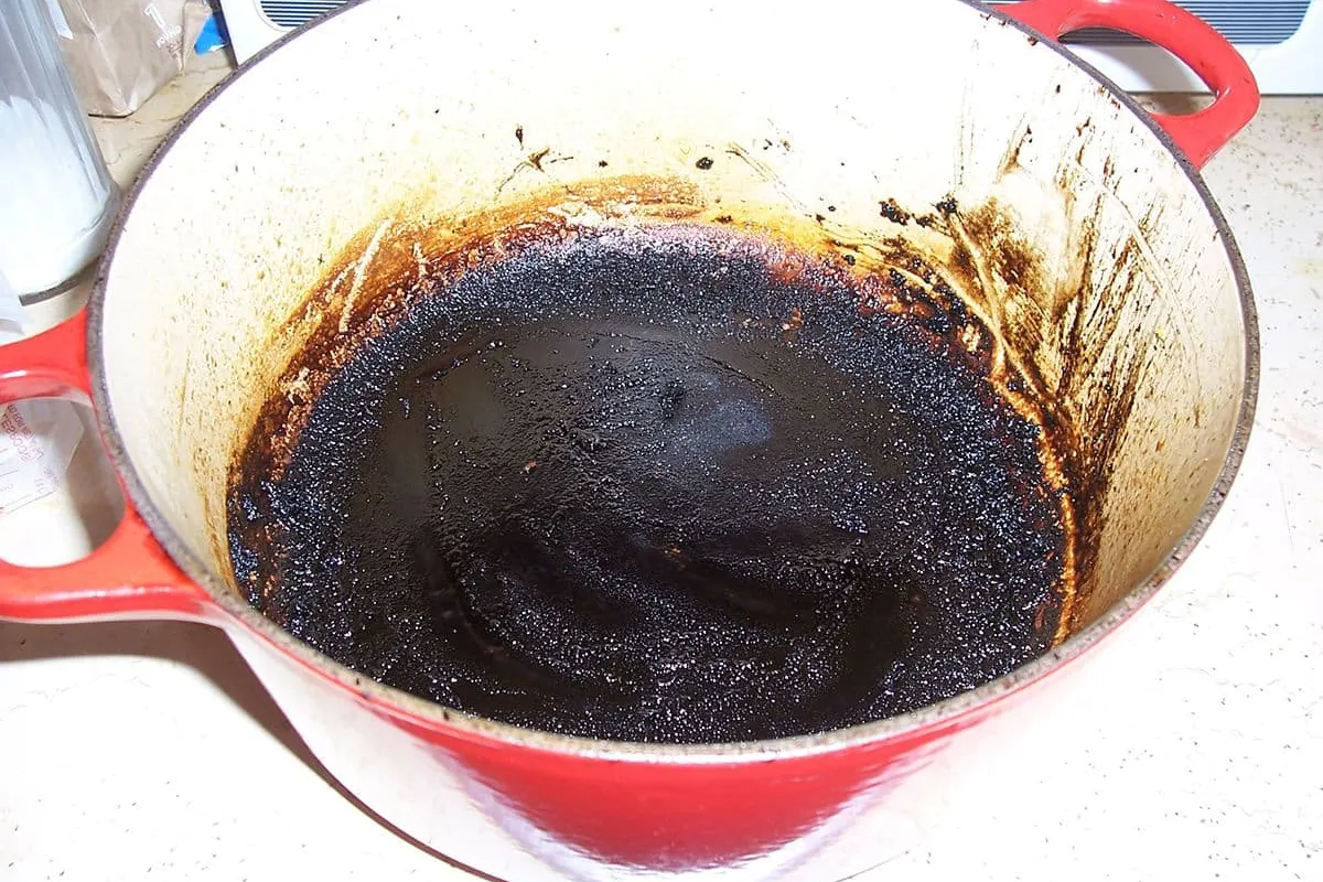 Hoe krijg je een aangekoekte pan weer schoon?