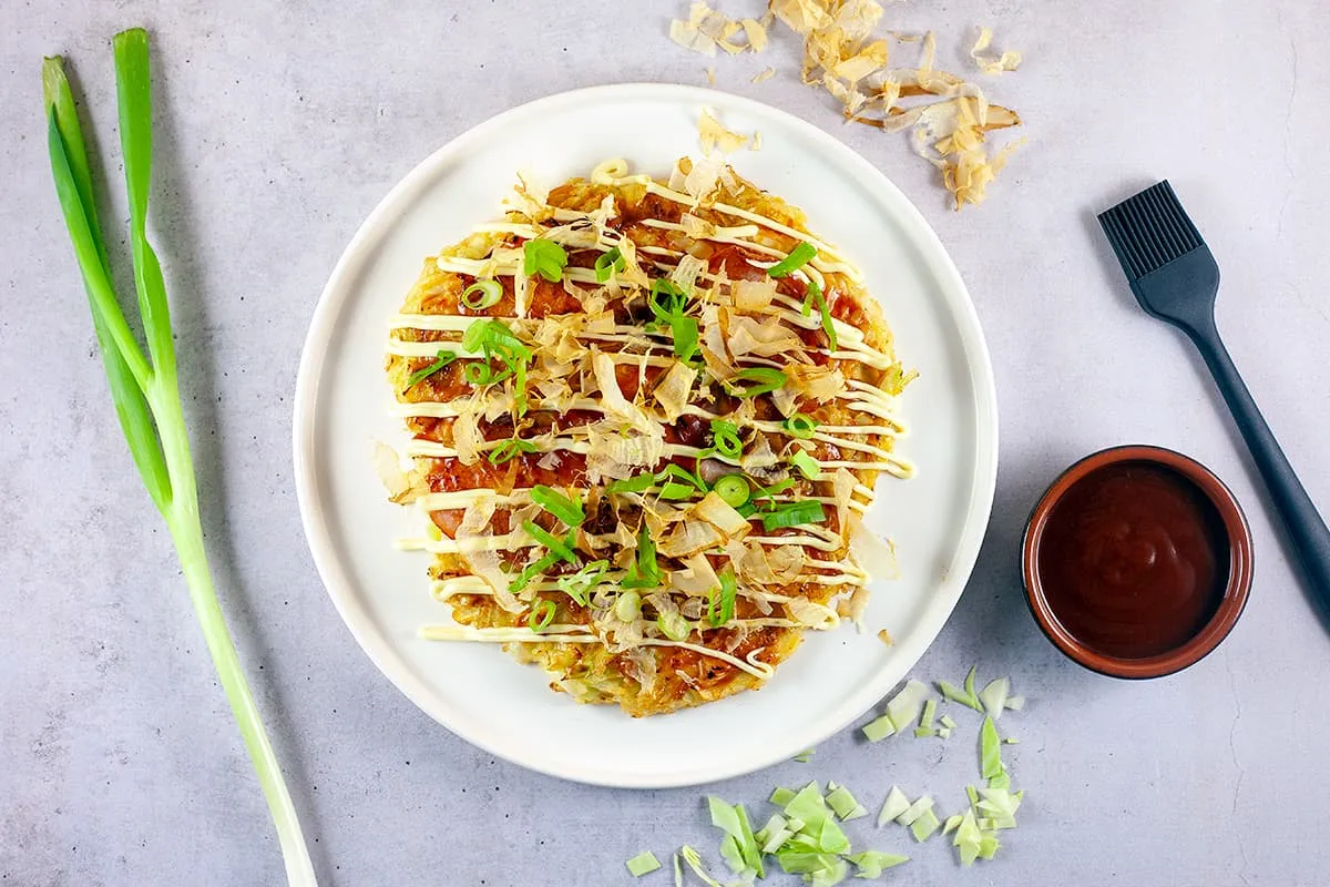 Okonomiyaki (Japanse hartige pannenkoek)