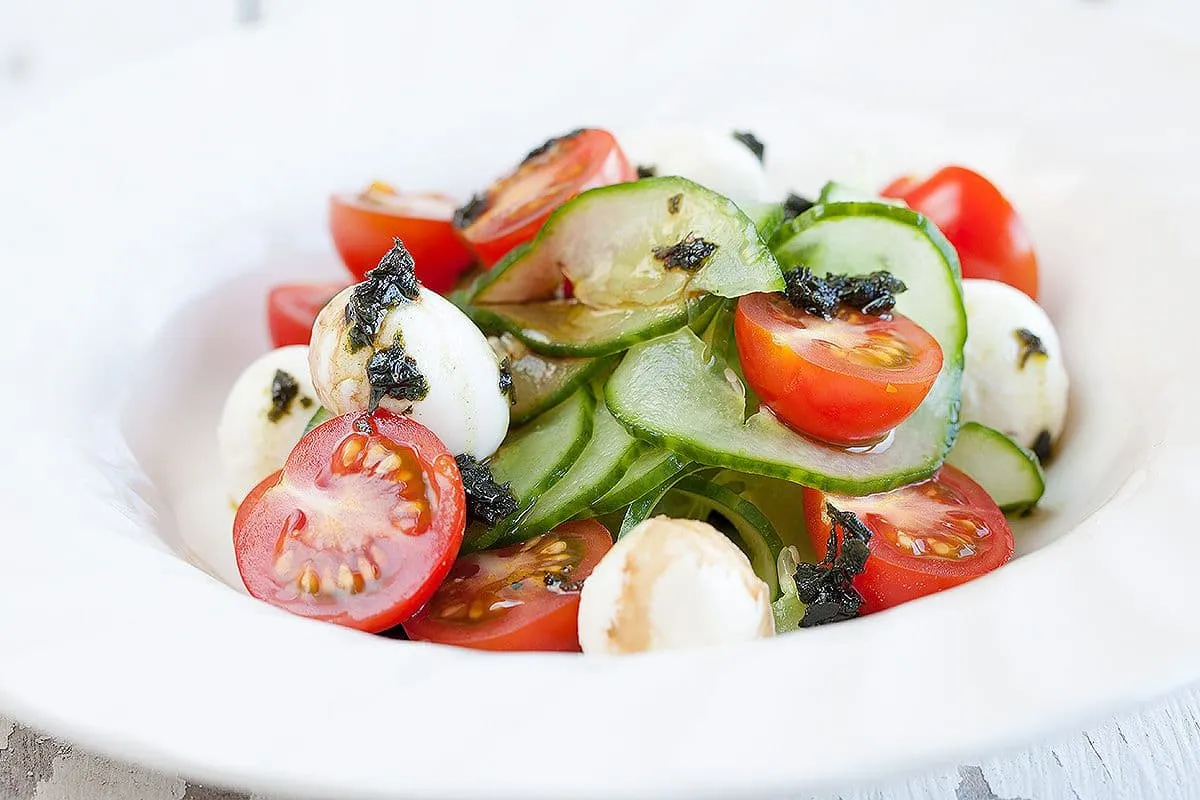Komkommersalade met mini mozzarella