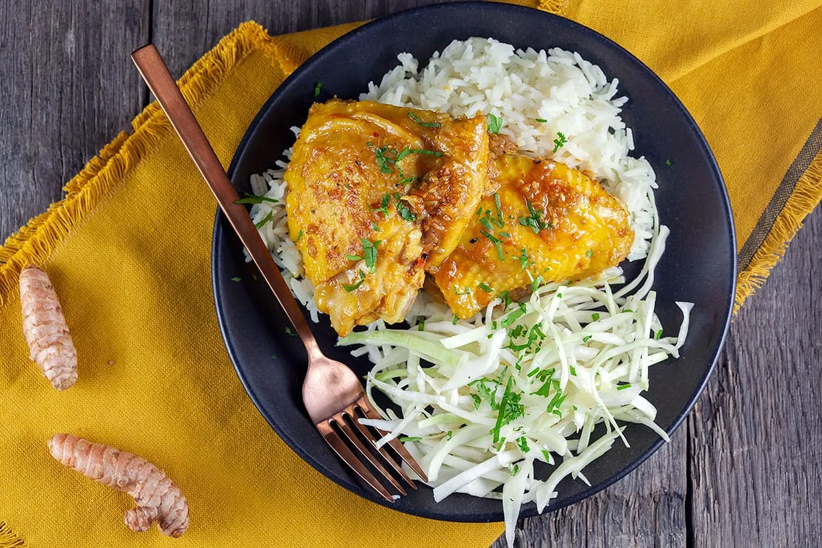 Kurkuma kip met rijst en frisse koolsalade