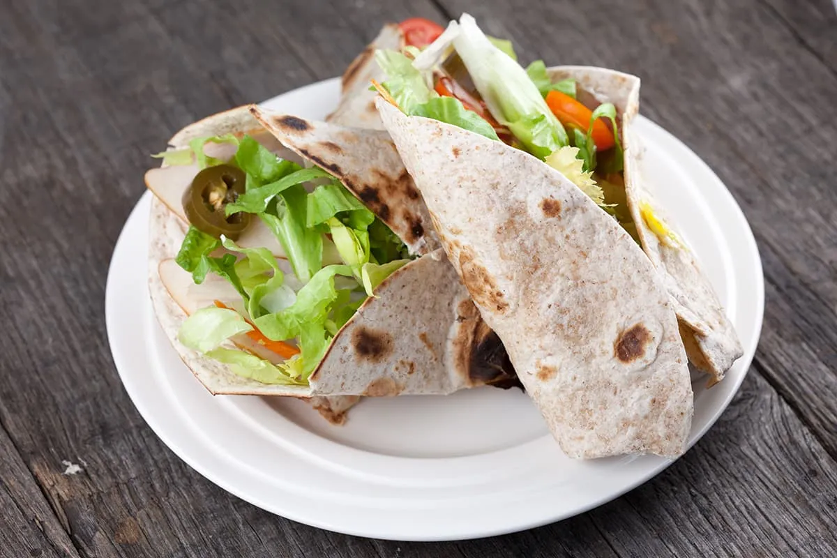 Lunch wrap met kip en jalapeños