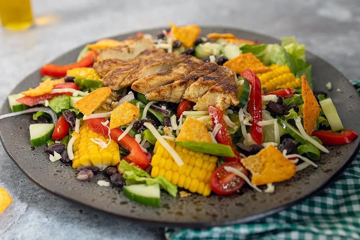Mexicaanse salade met mais en zwarte bonen - lekker met kruidige kip