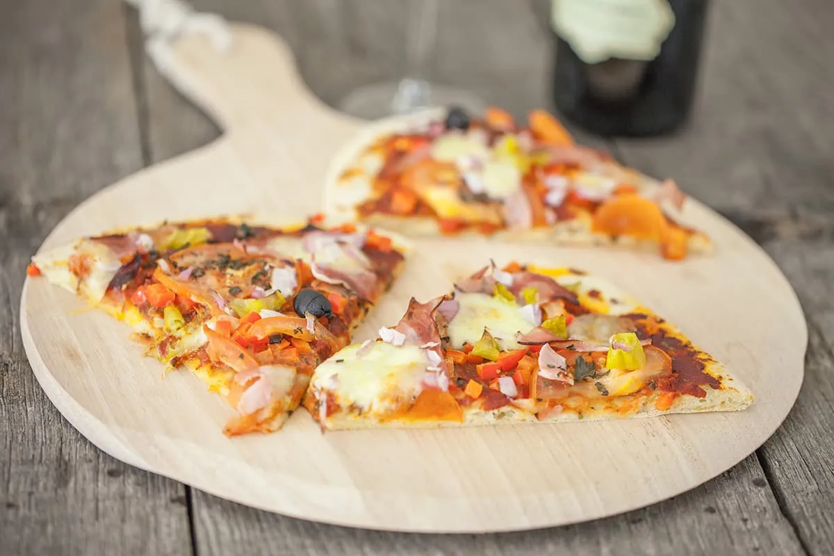 Mozzarella pizza met ham en paprika