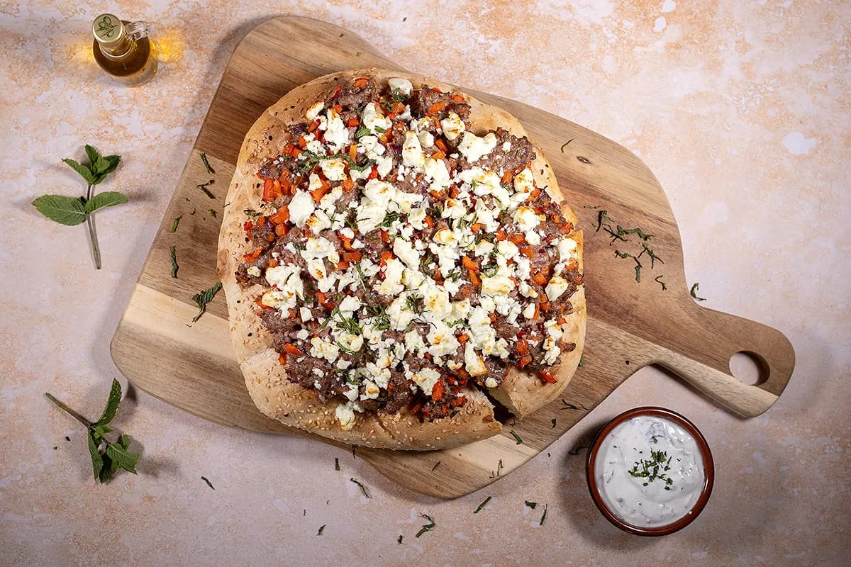 Turks brood gevuld met gehakt - heerlijk gekruid met feta