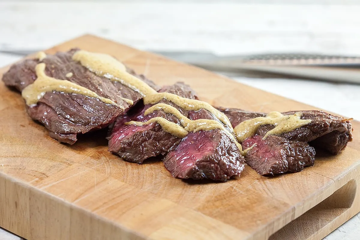Bavette met mosterdsaus