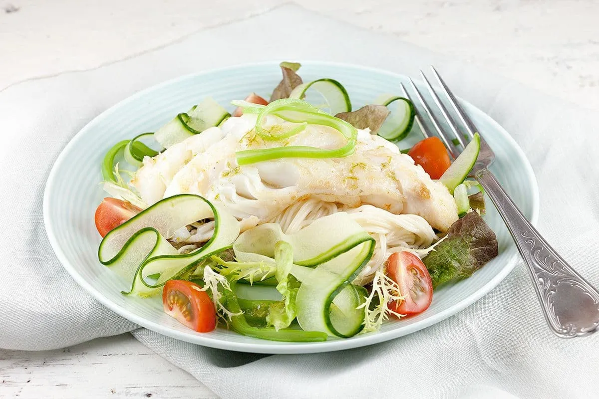 Kabeljauw, snijbonen en noodles lente salade
