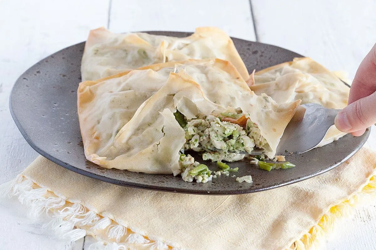 Filodeegpakketjes met kalkoen en radijs pesto